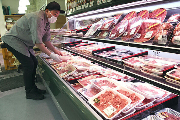 飼料の高騰、世界的な需要増により食肉価格も上昇している（写真：共同通信）