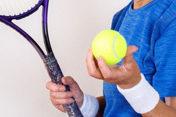 靴下に2個入れるだけ！テニスボールマッサージで腰痛がラクに