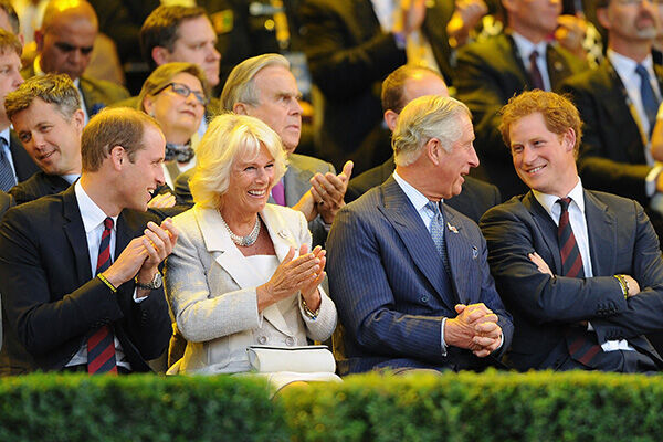 2014年、負傷兵のためのスポーツイベントで談笑するチャールズ皇太子夫妻と王子たち（写真：ROTA／Camera Press／アフロ）