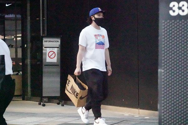 尾上松也　全身ナイキでナイキショップへ！愛が溢れた爆買い現場