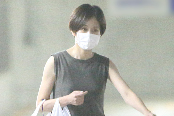 前田敦子　客も思わず振り返る！モノトーンおしゃれコーデで庶民派買い出し姿