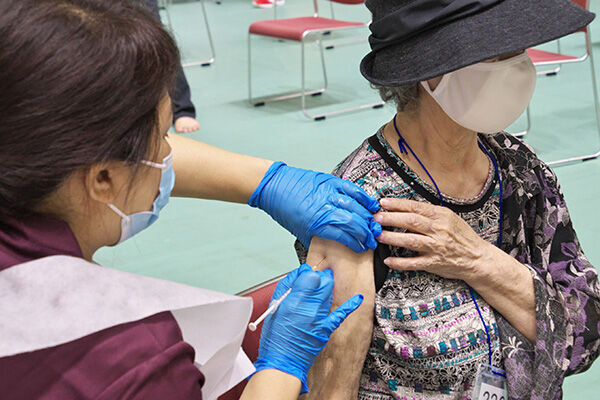 ワクチンを打つ女性。2回接種しても感染リスクはある（写真：アフロ）