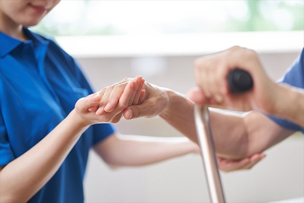 親を入れる介護施設は都心と地元どっちがいい？FP教える判断基準