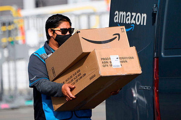 誤って屋根の上に荷物を配達したAmazonドライバーが話題に