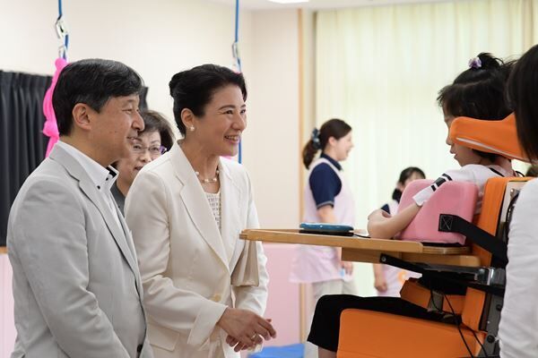 18年5月、滋賀県米原市の地域包括医療福祉センターをご訪問された両陛下 ／（C）JMPA