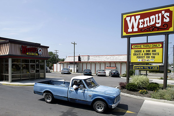 ウェンディーズ店員に熱々の揚げ油をかけられたクレーム客が重傷