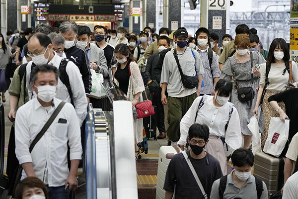 お盆の東京駅の様子。年末にはよりいっそうの人出が予想される（写真：共同通信）