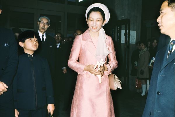 美智子さま　ミニスカートにノースリーブ…お若き頃のトレンドコーデ集