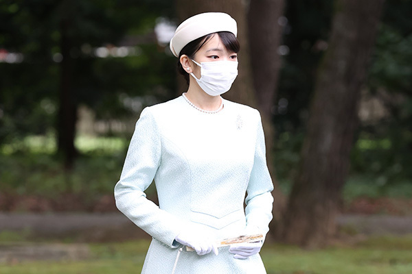 眞子さま　異例の洋装・庭上から…宮中三殿参拝に込められた“けじめ”