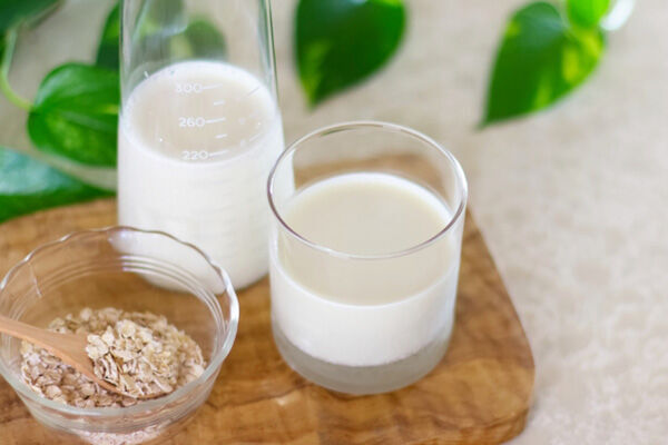 オーツ麦など穀物から作られた植物性のミルクが「オーツミルク」だ