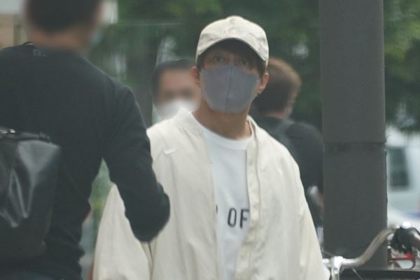 西川貴教　ボディビル大会連覇の下準備？ナイキ買い込む“マッチョ”な買い物姿