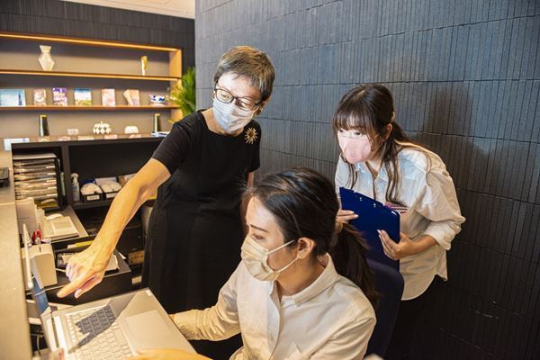 還暦過ぎてホテル社長に「女は教育不要」を跳ねのけた元専業主婦