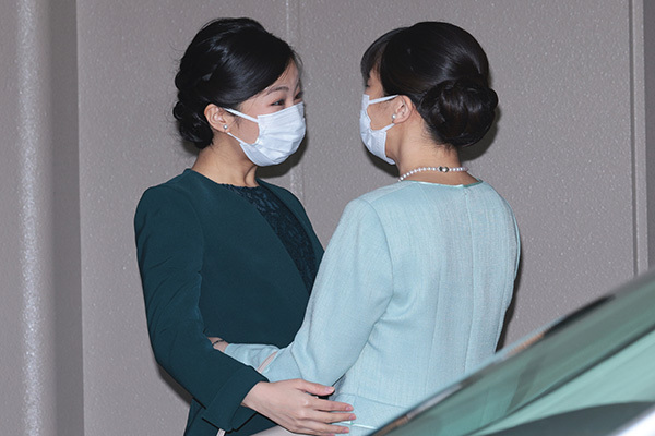 佳子さまのハグ「尊すぎ」と感動の声…願い続けた姉・眞子さんの幸せ