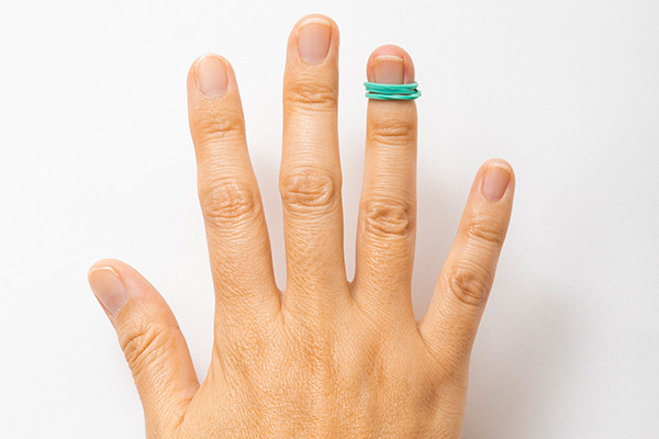 不眠の人におすすめ！自律神経を整える「薬指輪ゴム」でぐっすり