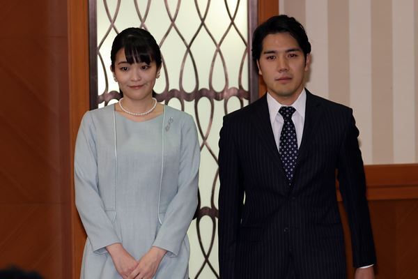 眞子さん＆圭さん会見ファッションを分析　異例の縦縞スーツは“自由に生きる”意志？