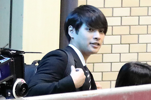 柳楽優弥　休憩中も笑顔ナシ…塾講師役でも“子役甘やかさない”深い理由