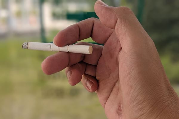 WACK渡辺氏　不倫だけじゃない！条例違反の路上喫煙に顎マスクの“やんちゃ”な素顔