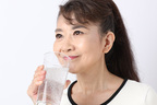 食前に「常温炭酸水」を飲むと…脳が錯覚して食欲が抑制できる！