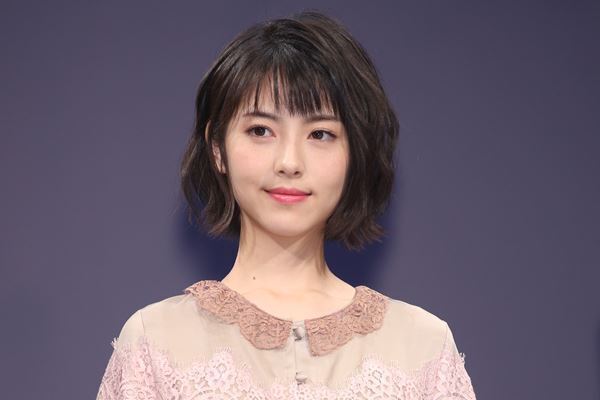 浜辺美波の裏アカを発見！男の手が写った投稿も