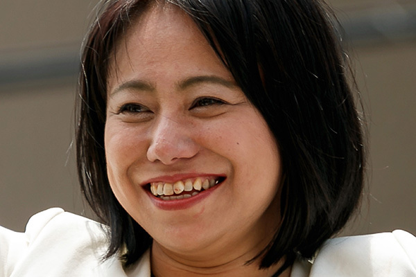 木下都議　謝罪の場で赤ワンピ、60万超え腕時計…逆撫でファッションにも大顰蹙