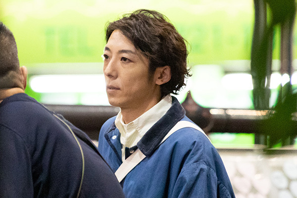 高橋一生「撮影やめて！」と野次馬に絶叫…新ドラマで見せた“鬼座長”姿