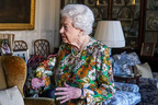 エリザベス女王が公務復帰するも“紫色の手”に注目が集まる