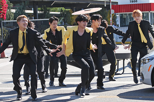 BTSが路上でフラッシュモブ！運転手の度肝を抜く6SHOTS