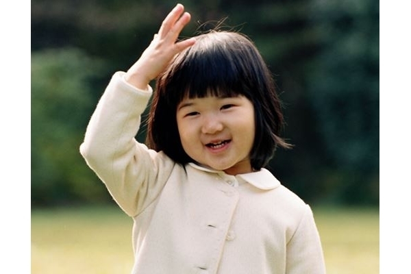 【祝ご成年】木登り、ディズニーシーで人見知り…愛子さま“感動”のご成長アルバム　幼少期編