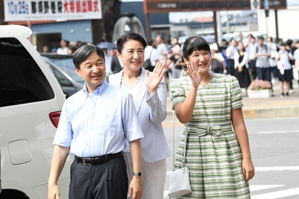 19年の那須塩原駅では愛子さまが女子高生とお話しされる場面も