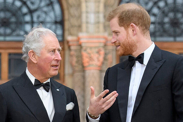 2019年4月のチャールズ皇太子とヘンリー王子（写真：REX／アフロ）