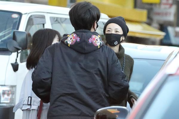 高岡早紀　5分でハグ＆贈り物！コロナ禍の“時短誕生日会”現場