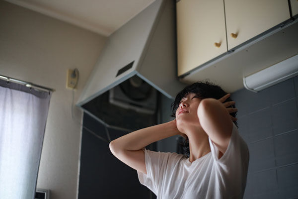 上の階の騒音に悩む女性（写真：yamasan／イメージマート）