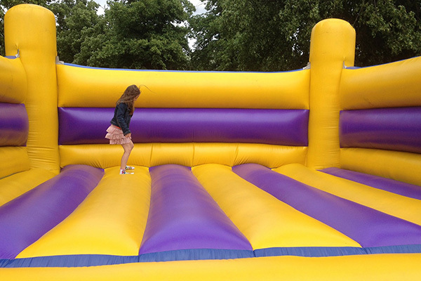 空気を入れて膨らませる遊具で子どもが4人死亡