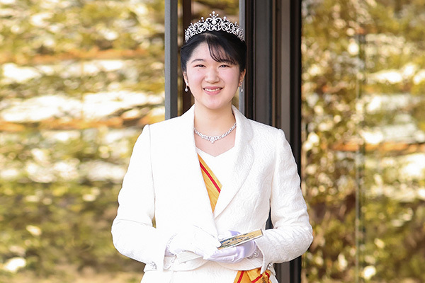 話題の愛子さま成年行事ドレスをファッション評論家が解説！
