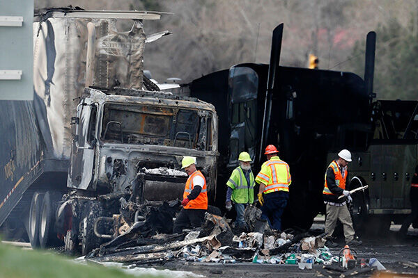 事故現場。燃え尽きたトラックから事故の凄惨さが伺える（写真：AP／アフロ）