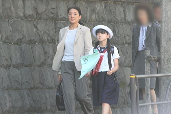 愛子さまの不安を和らげるため、雅子さまは登校に付き添われた