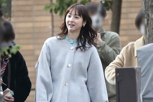 佐々木希“セリフ棒読み”から一転！主演ドラマで見せた“動じない”女優姿