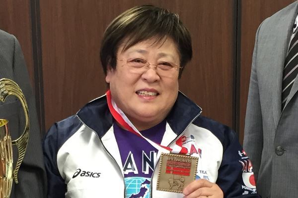72歳女性がベンチプレス世界大会19連覇　元は給食のおばちゃん