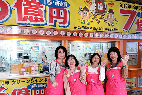 ニャニャッ！と億招き“名物招き猫”がいる爆当たり宝くじ売り場