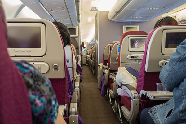 飛行機のトイレから新生児が発見され病院に搬送…母親は逮捕