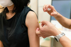 「2回目より強い倦怠感と腕の痛み」医療従事者が語るワクチン3回目副反応の症状と対策
