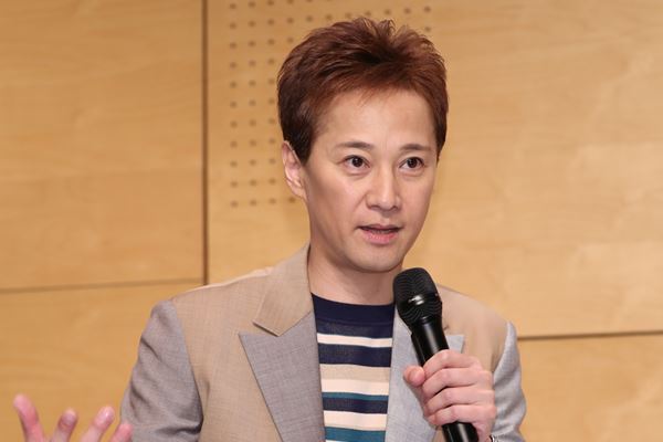 中居正広“SMAPの象徴”白マイクをキスマイに贈呈！メンバーの名前入りで総額400万円超え