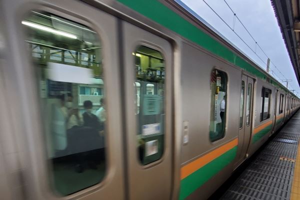 “周囲の乗客は見て見ぬふり”は許される？たばこ注意の高校生が暴行被害で論争勃発