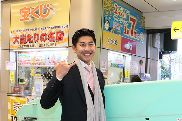 宝くじ億連発売り場にいた“ビッグボス”たち！現役プロサーファーも