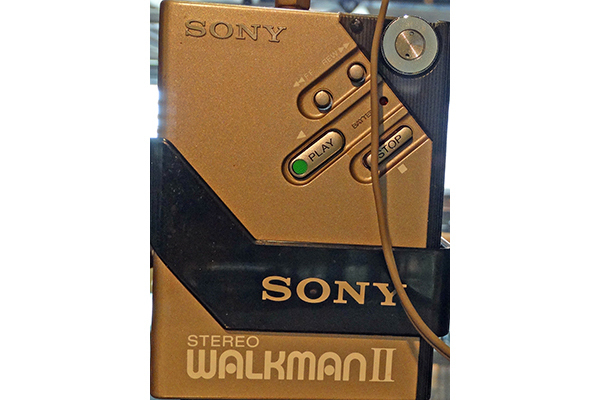 社会問題生み出すことも…80年代に革命起こした「ウォークマン」の誕生