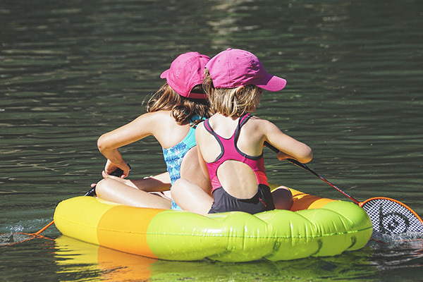 極寒の湖をマットレスに乗って2日間漂流していた女性が救出