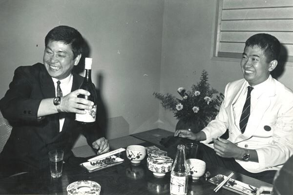 68年、初めて臨んだ衆院選をトップ当選した慎太郎さんを祝う裕次郎さん