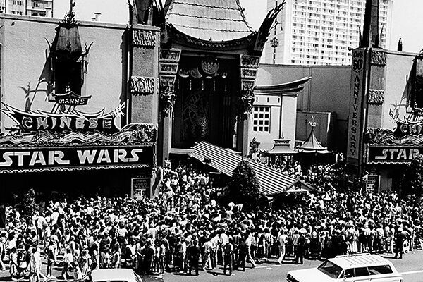 77年の『スター・ウォーズ』公開時はハリウッドの映画館に長蛇の列ができた（写真：Photofest／アフロ）