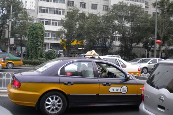 【中国】運転中に警察から戦慄の電話…「あなたの車の中に犯人がいます」