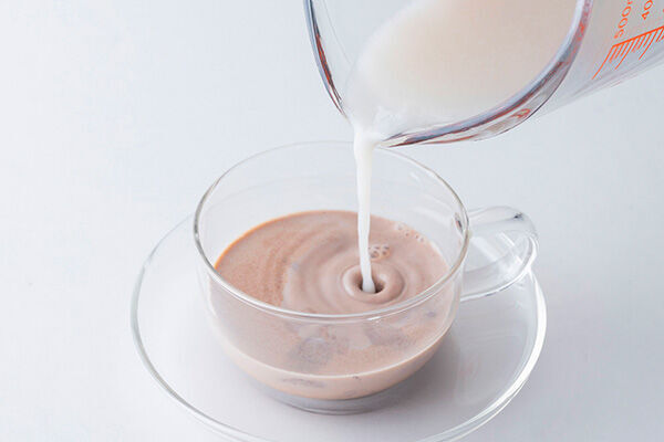 ココアパウダーを牛乳や豆乳で溶いてココアを作り、甘酒を加えて飲む